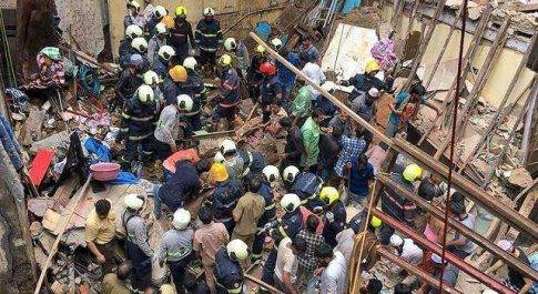 चार मंजिला इमारत गिरी, 12 लोगों की मौत, 40-50 लोगों के फंसे होने की आशंका