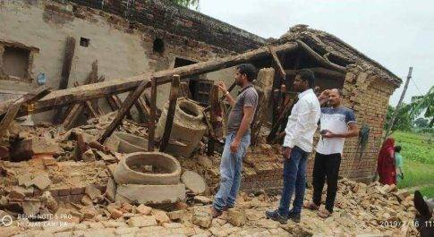 महाराजगंज। बारिश के कारण खपरैल मकान गिरा,वृद्ध महिला घायल