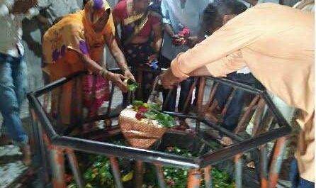 महराजगंज। जयकारों के साथ ईटहिया महादेव का जलाभिषेक भक्तों ने किया