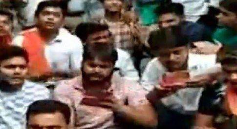 सड़क पर नमाज पढ़ने का विरोध प्रदर्शन करते हुए बीच सड़क पर किया ‘हनुमान चालीसा’ का पाठ 