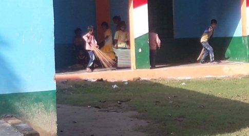 लखीमपुर खीरी| रास नहीं आ रही सरकारी स्कूलों की पढ़ाई बच्चों से करा रहे हैं अध्यापक कार्य