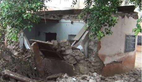 बारिश के चलते सरकारी स्कूल का कमरा भरभराकर गिरा, बच्चों को बचाते समय पीटीआई घायल