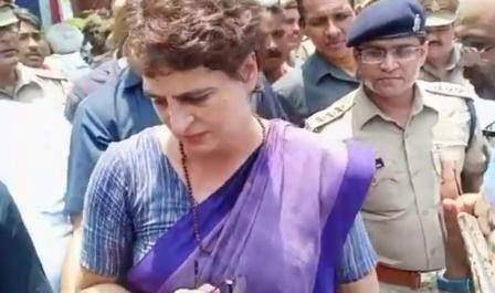 प्रियंका गांधी धरने पर बैठीं कहा -मुझे पीड़ितों से मिलने से किस कानून के तहत रोका गया?बिना नहीं जाऊंगी