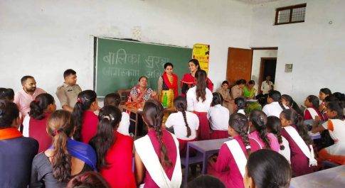 बालिका विद्यालयों में आयोजित हुआ सुरक्षा जागरूकता कार्यक्रम