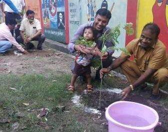 औषधीय वाटिका में सीडीओ सहित अन्य ने किया पौध रोपण