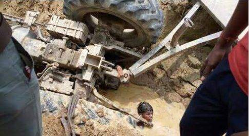 महराजगंज। टैक्टर ट्राली अनियंत्रित होकर पलटने से दो युवक गड्ढे में दबे