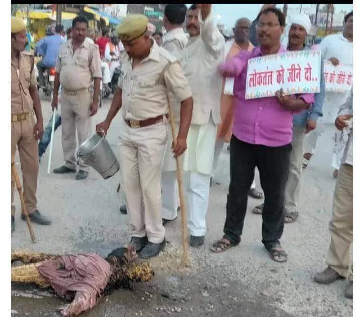 सिद्धार्थनगर। बांसी रोडवेज पर कांग्रेसियों ने फूंका मुख्यमंत्री का पुतला