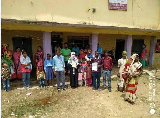 महराजगंज। ठूठीबारी उपडाकघर मे आधार कार्ड धांधली को लेकर ग्राहकों का विरोध प्रदर्शन