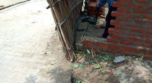 लखीमपुर खीरी| प्रधान द्वारा रोड का इंटरलॉकिंग का कार्य हो रहा था प्रधान ने नाली के लिए दीवाल गिरा दी गरीब मजदूर रत्तीराम ने मेहनत से दीवाल उठवाई थी