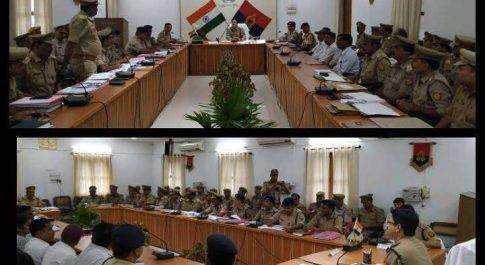 सिद्धार्थनगर। पुलिस महानिरीक्षक बस्ती द्वारा पुलिस लाइन्स सिद्धार्थनगर में की गयी गोष्ठी