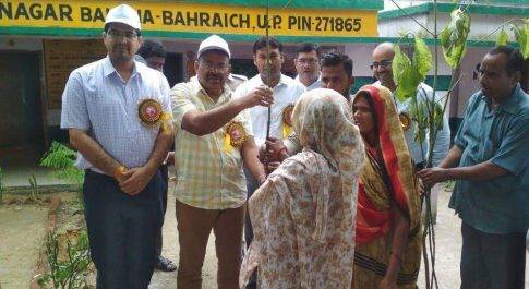 आयुक्त महेन्द्र कुमार ने किया पौधरोपण, ग्रामीणों को वितरित किये पौध
