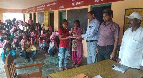 सिद्धार्थनगर। विशुनपुर मुस्तहकम विद्यालय में हुआ ड्रेस का वितरण