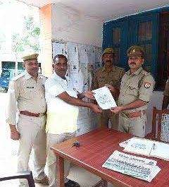 सिद्धार्थनगर। डायल 100 पुलिस के सहयोगी व्यक्तियों को थानाध्यक्ष द्वारा बनाया गया पुलिस मित्र, दिया प्रमाणपत्र