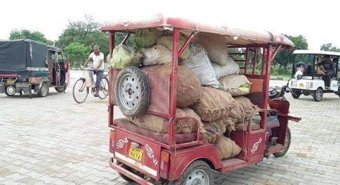 नाबालिक दौड़ा रहे ई रिक्शा प्रशासन मौन