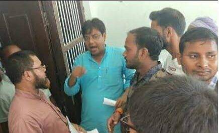 महराजगंज। सिसवा उपडाकघर मे आधार नहीं बनाने के कारण मचा शोर शराबा
