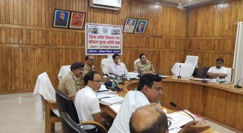 अधोमानक स्कूल वाहनों का संचालन करने वाले शिक्षण संस्थाओं की मान्यता निरस्त की जाय: डीएम