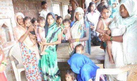 माॅडल ग्राम स्वास्थ्य स्वच्छता और पोषण दिवस का जिलाधिकारी ने लिया जायज़ा