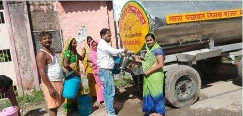 महराजगंज। सिसवा नगर पंचायत वार्ड नं 1,5 मे पानी की सप्लाई बंद होने पर टैंकर से पानी बटवाया गया