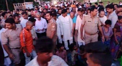 महराजगंज। फरेंदा क्षेत्र के लोगों ने शव को सडक मे रखकर रास्ता जाम किया