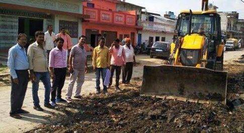 महराजगंज। बृजमनगंज कस्बे के ग्राम प्रधान एवं प्रतिनिधि द्वारा नाले की सफाई कराया गया