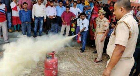 महराजगंज। बृजमनगंज सीएचसी पर अग्निशमन अधिकारी द्वारा आग बुझाने की जानकारी दी