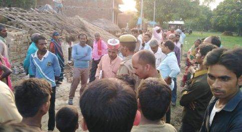 महराजगंज। ग्राम सभा नौसागर मे सूवर बाडा़ को हटवाने पहुंचे तहसीलदार