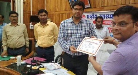 उत्कृष्ट कार्य के लिए सम्मानित किये गये प्रभारी चिकित्साधिकारी