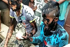 छात्रा से छेड़खानी करने वाले दो युवक की स्थानीय लोगों ने की जमकर पिटाई, बाल काट कर पोती मुंह पर कालिख 