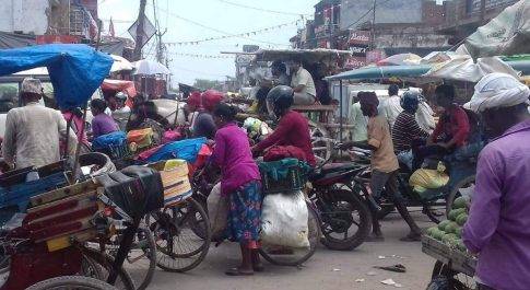 अतिक्रमण के कारण लोगों का पैदल चलना मुश्किल