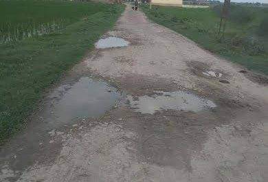 सिद्धार्थनगर। सड़क ध्यस्त, लोग परेशान