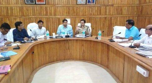 डीएम की अध्यक्षता में सम्पन्न हुई विकास कार्यों की समीक्षा बैठक