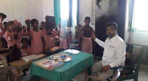 सिद्धार्थनगर। भकहाँ में किया गया ड्रेस वितरण
