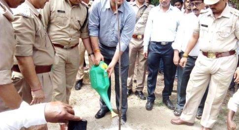 डीएम व एसपी ने तहसील परिसर में किया पौधरोपण