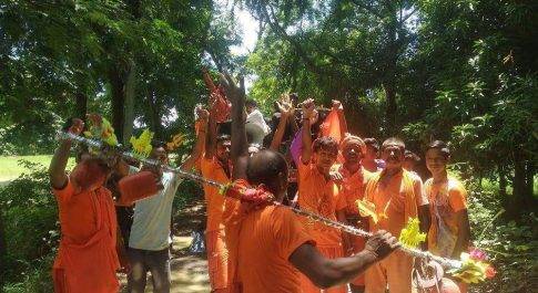 सिद्धार्थनगर। गाजे बाजे के साथ निकाली गई काँवर यात्रा