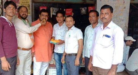 लखीमपुर खीरी| भारतीय जनता पार्टी के कार्यकर्ताओं ने राज्य सभा मे ग्रह मंत्री अमित शाह ने 370 व35A हटने से मिठाई खिलाकर खुशी मनाई