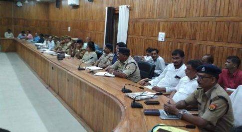 त्यौहारों को शान्तिपूर्ण ढं़ग से सम्पन्न कराने में सम्भ्रान्तजनों की महत्वपूर्ण भूमिका: जिलाधिकारी