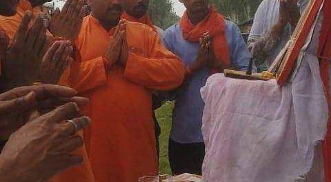 हिन्दू युवा वाहिनी ब्लाक इकाई कुम्भी द्वारा शिवलखीमपुर खीरी| भक्तों पर पुष्प वर्षा एवम शर्बत पेयजल कराया गया