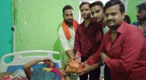 अयोध्या। 15 अगस्त व रक्षाबंधन के पावन अवसर पर हिंदू युवा वाहिनी नगर संगठन द्वारा आधा दर्जन अस्पतालों में मरीजों को फल वितरण कर जल्द स्वस्थ होने की कामना