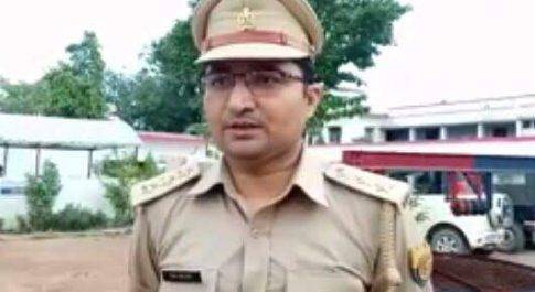 महराजगंज। कार मे रखकर शराब बेच रहे ब्यक्ति को किया गया गिरफ्तार