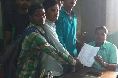 महराजगंज। पीजी कालेज में छात्र संघ चुनाव कराने हेतू प्राचार्य को छात्रों ने सौंपा ग्यापन