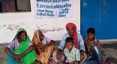 महराजगंज। बेसहारा बुजुर्ग महिला की जमीन पर दबंगों ने किया कब्जा, अनशन पर बैठी महिला