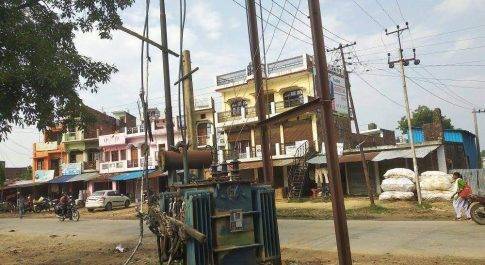 सिद्धार्थनगर। मौत को दावत दे रहा है सड़क किनारे लगा ट्रांसफार्मर