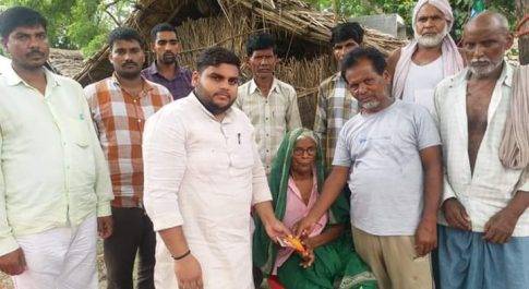 सामाजिक कार्यकर्ता आलोक चन्द्र यादव ने बेसहारा बच्चों की मदद को बढ़ाया हाथ। पीड़ित परिवार को दी ग्यारह हजार की नगद आर्थिक सहायता।