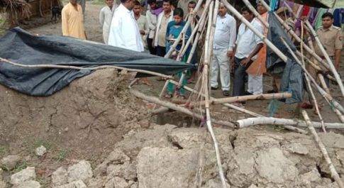मूसलाधार बारिश में गिरी कच्ची दीवार दो सगे मासूम भाई सहित एक महिला भी दबी