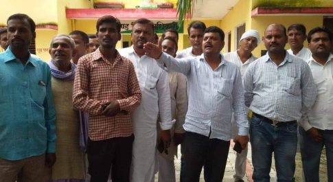 भुगतान में देरी से नाराज प्रधानों ने मवई ब्लाक पर किया हंगामा शांति व्यवस्था बनाये रखने के उद्देश्य से थाना प्रभारी पुलिस फोर्स के साथ डटे रहे