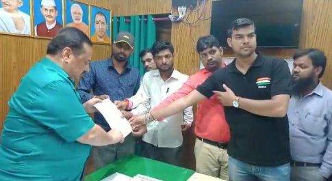 सिद्धार्थनगर। झोलाछाप डॉक्टरों के ऊपर कार्यवाही करने हेतु मुख्य चिकित्सा अधिकारी को दिया ज्ञापन