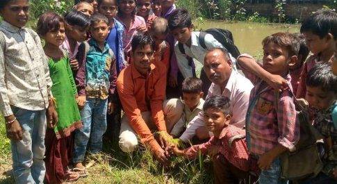 लखीमपुर खीरी| हिन्दू रक्षा वाहिनी संगठन ने स्कूल में बच्चों के साथ पर्यावरण हरा भरा रखने के लिये वृक्षारोपण किया गया।