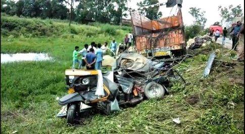 जिला शाहजहानपुर में दर्दनाक हादसा, अनियंत्रित ट्रक के पलटने से 16 की मौत, कई जख्मी