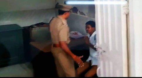 लखीमपुर खीरीI कल थप्पड़ मारकर आरपीएफ ने किया यात्री का स्वागत आरपीएफ के जवानों पर उठे सवालिया निशान