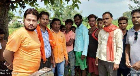 लखीमपुर खीरी I हिन्दू युवा वाहिनी के पदाधिकारियों द्वारा गाय के इलाज के बाद गाँव वालों की समस्या सुनी